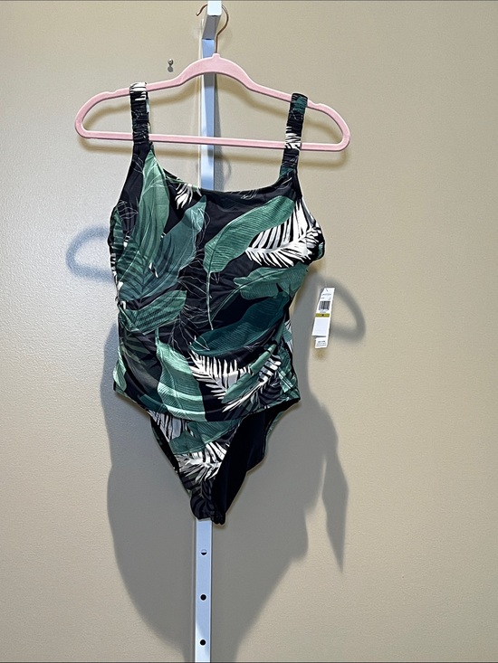 Jantzen Other - Jantzen Black and Green Tropical Leaf One-Piece Swimsuit with underwire NWT
